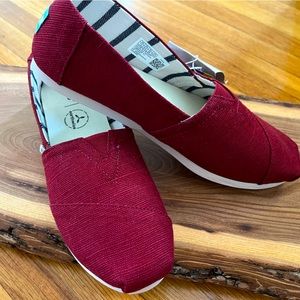 NWT. Toms. Black Cherry 7.5